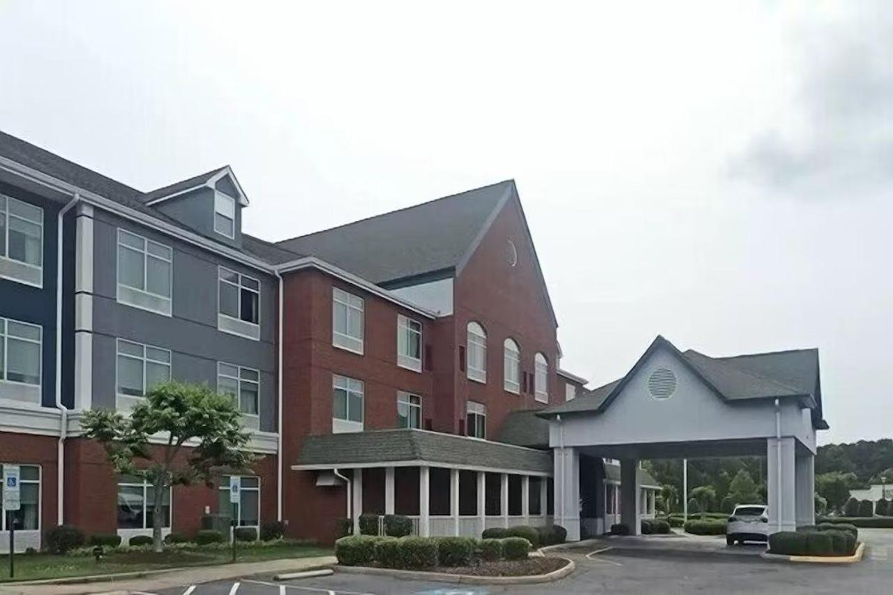 Comfort Inn & Suites Hampton Near Coliseum Exterior photo